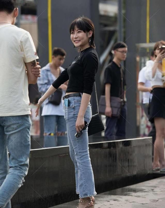 浅灰牛仔喇叭裤，经典百搭，展现不一样的美