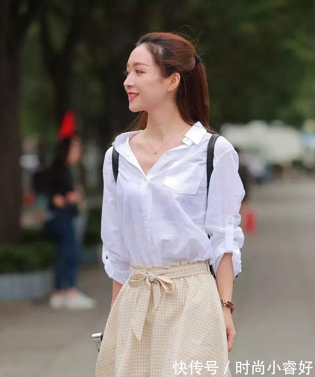 衬衫 开学入校时尚穿搭,宽松衬衫+小格子半身裙,清新减龄更具美感