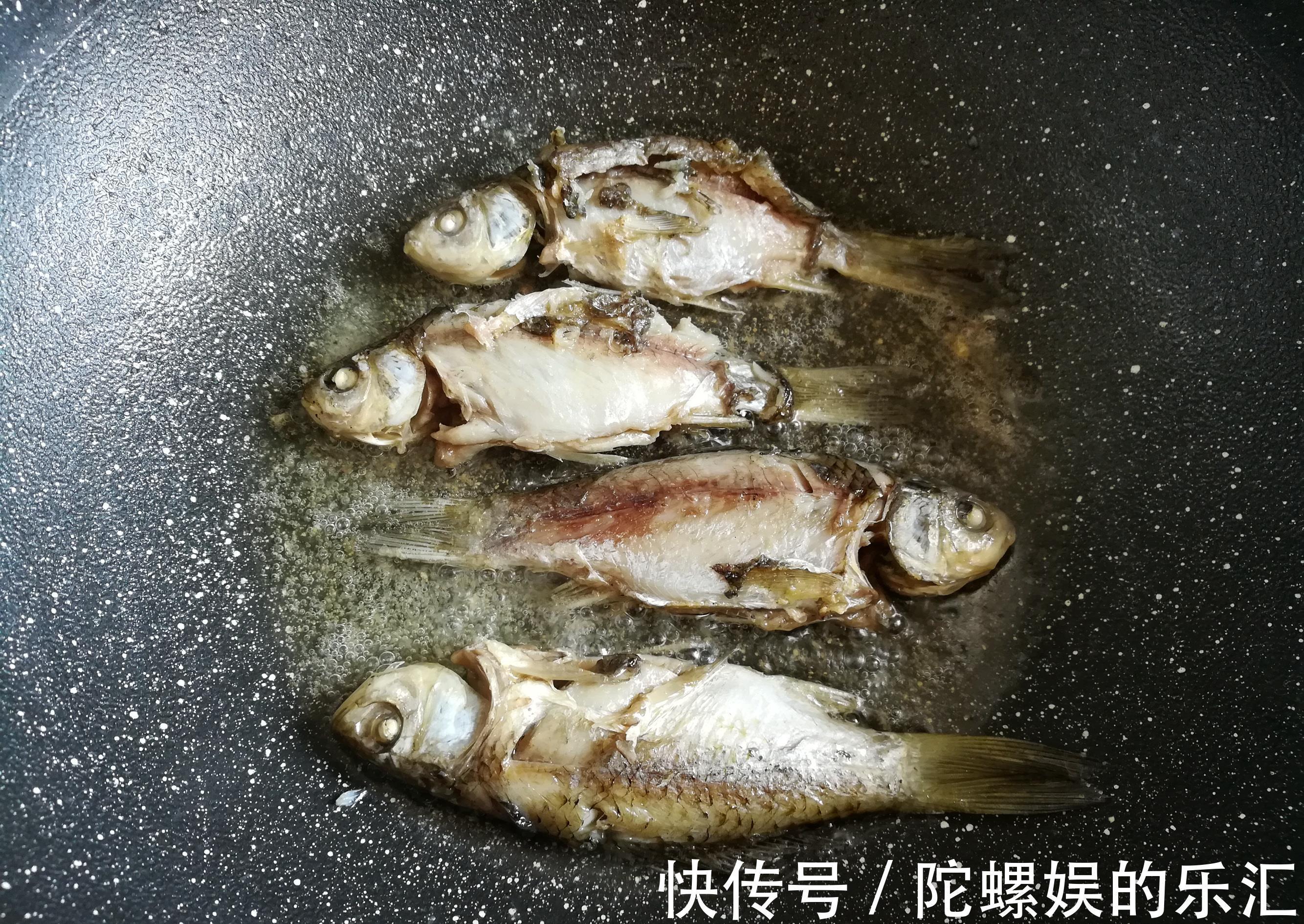 大厨|煎鱼总破皮？大厨：记住这3个小技巧，鱼皮不破，味道更鲜美