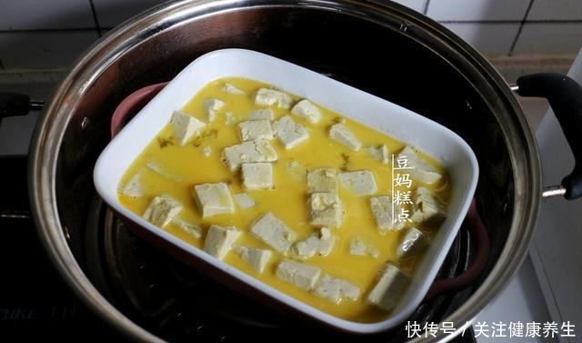 冷天,豆腐和鸡蛋一起蒸,简单又营养,孩子连吃2碗米饭