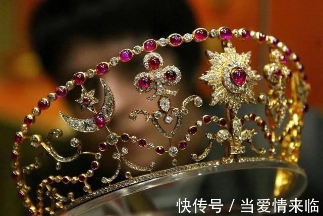 耳环 新年就是要红!王室红宝石珠宝看起来!