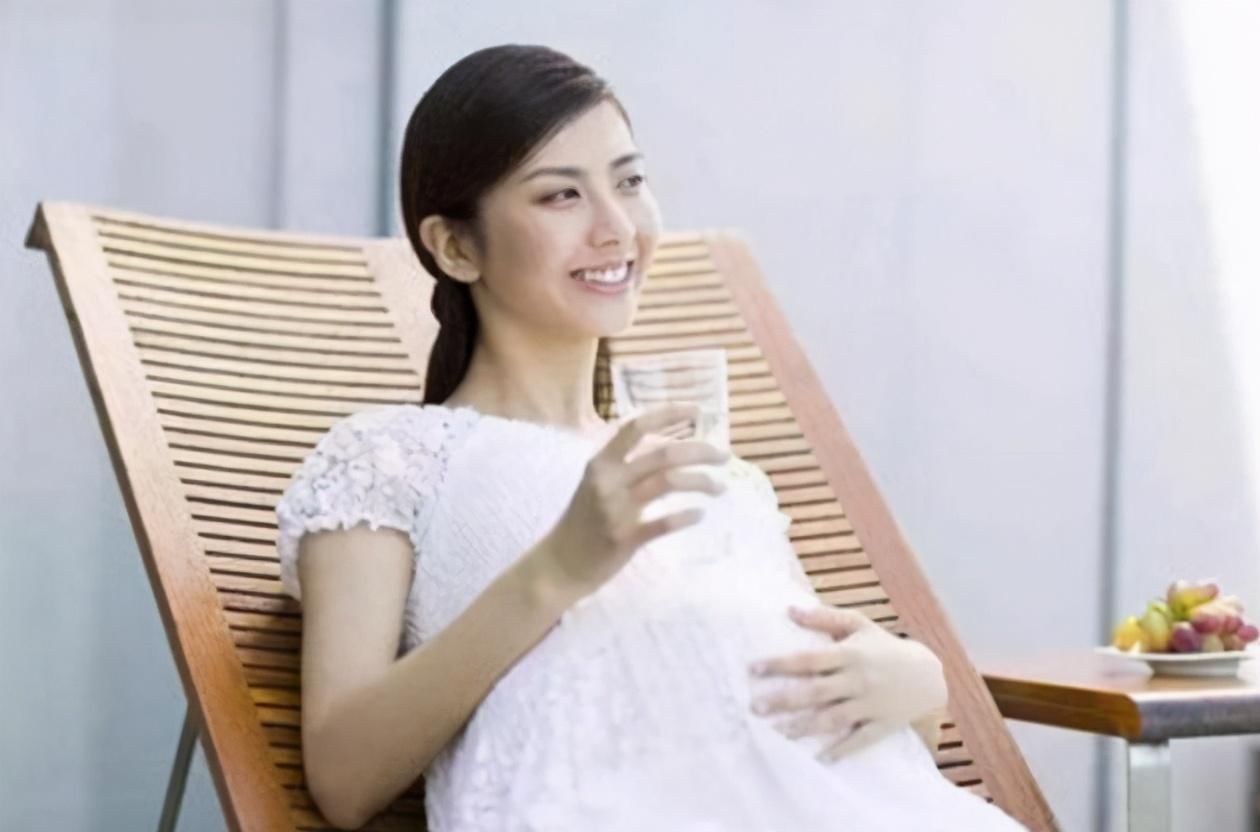 怀孕期间|孕期每天喝多少水合适?掌握正确“补水”方法,对胎宝宝有好处