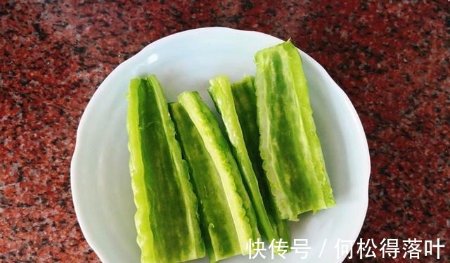 炒制|苦瓜跟鸡蛋一起炒，不苦还下饭，营养又美味！