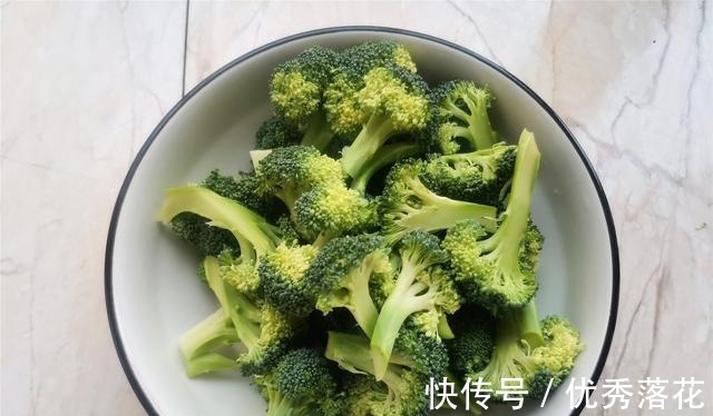 这两种蔬菜,适合冬季吃,营养不输大鱼大肉,这个做法,脆嫩可口!