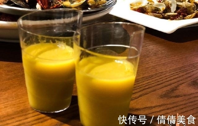 老公对家人从不小气，周末做一桌子饭菜，老婆女儿心满意足幸福！