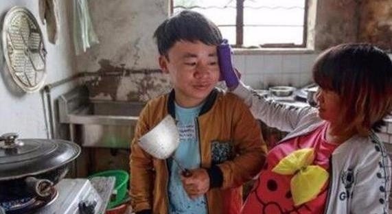 宝宝|23岁侏儒夫妻不听大夫劝阻, 生下宝宝, 看到宝宝不知该哭该笑!