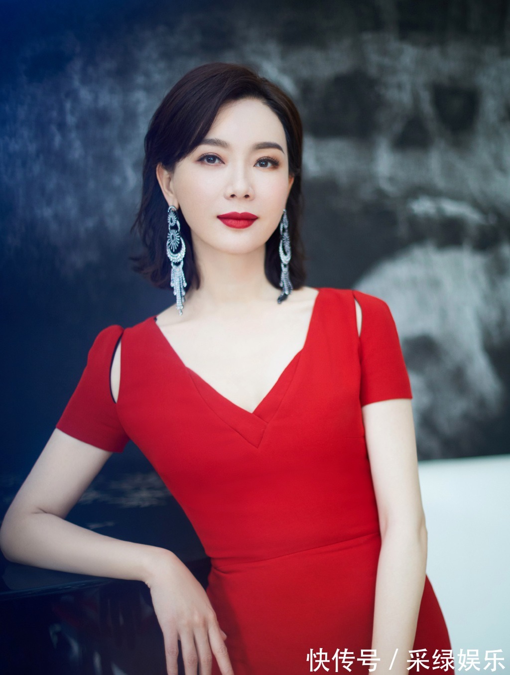 烫发 若你才30岁到40岁,换对这几款发型不显老,摩卡波波头发型更减龄