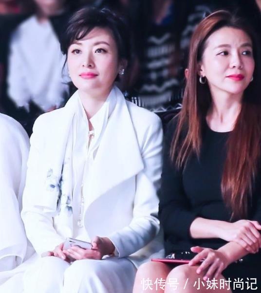 西装套装 周涛白色西装套装现身活动,时髦优雅气质出众,主持人气场就是强