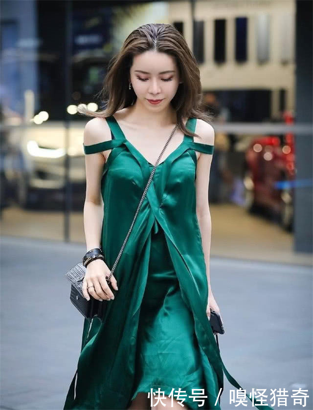 街拍:时尚辣妈“孔雀绿”连衣裙,转身的那一刻,让人停止了呼吸