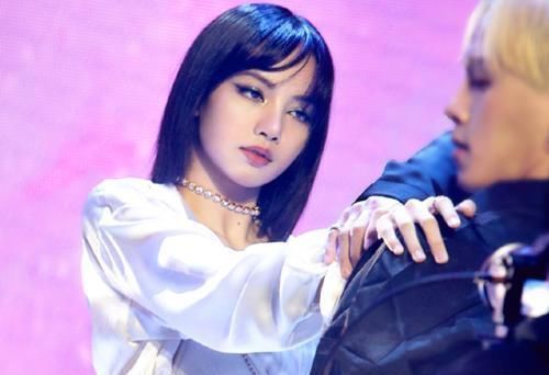 lis同是外籍导师,刘逸云能到现场录制,Lisa却采取线上录制,被骂了