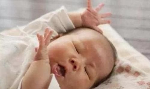 宝妈|“放飞自我式”睡姿火了,妈妈掀开宝宝被子后笑喷嫦娥奔月
