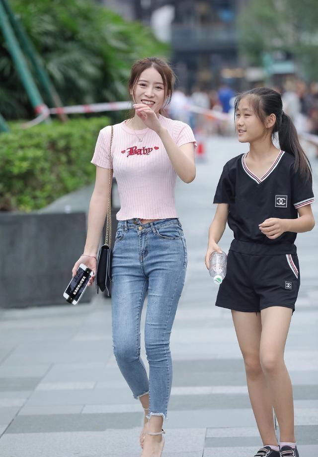 时尚打底裤给人清新自然的美感, 没有多余的点缀, 优雅大方