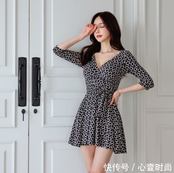 孙允珠|女神孙允珠时尚搭配：雅黑锁扣满版碎花罗纹百褶裙