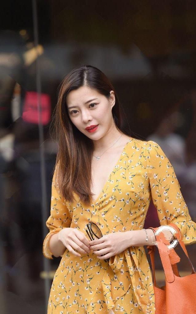 黄色碎花连衣裙搭配高跟鞋, 知性女人的可爱俏皮, 怎么看都别扭