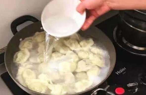  煮饺子时，不要只会加水煮！多加一点它，饺子香嫩多汁，还不破皮