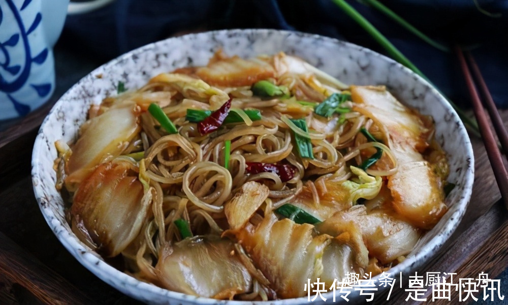 白菜炒粉条，先炒白菜就错了，教你饭店做法，不坨不粘真下饭