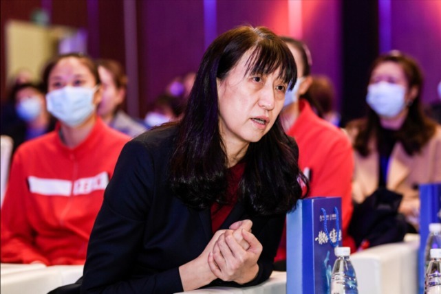 赖亚文|女排老将赖亚文,与丈夫长跑13年结婚,儿子喊她阿姨,现官至主任