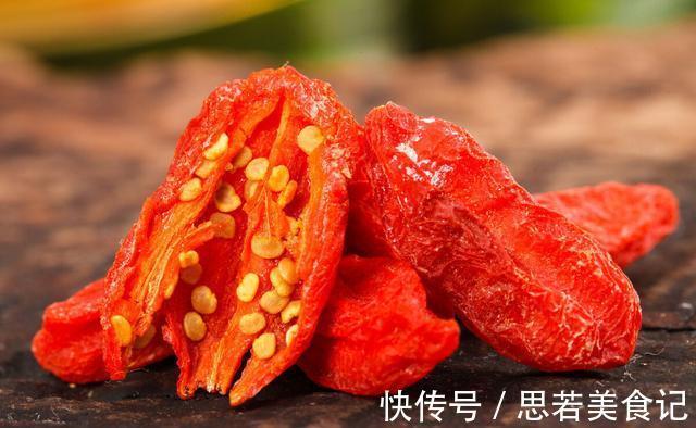 枸杞泡水|枸杞是早上吃好,还是晚上吃好?吃对时间才是“宝”,早作了解