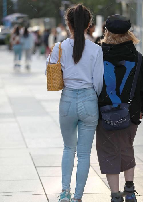 穿搭 白色短袖和牛仔裤的简单穿搭,极简风的潮流时尚气质