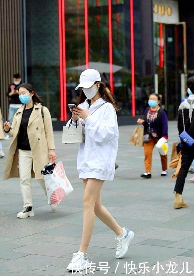 让本人|黄色卫衣搭配小脚牛仔裤,大方自然