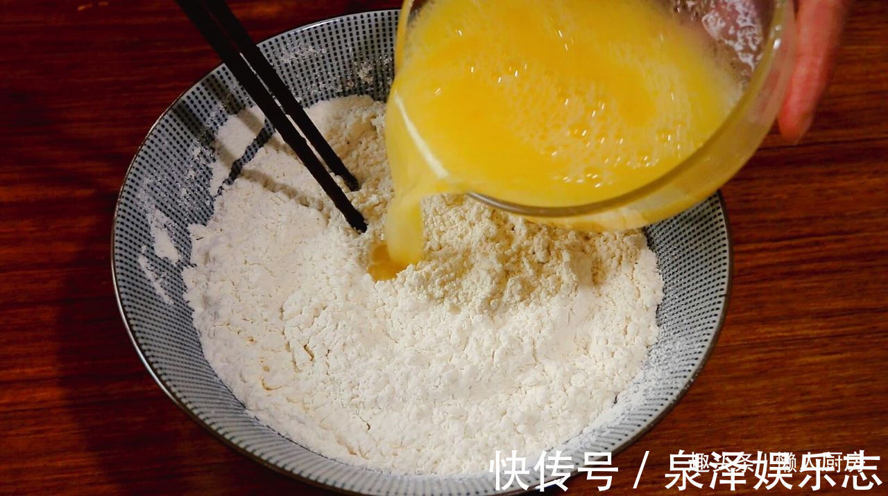 过年吃的茶食不用买,自己在家做,半斤面粉能做好多,又香又脆