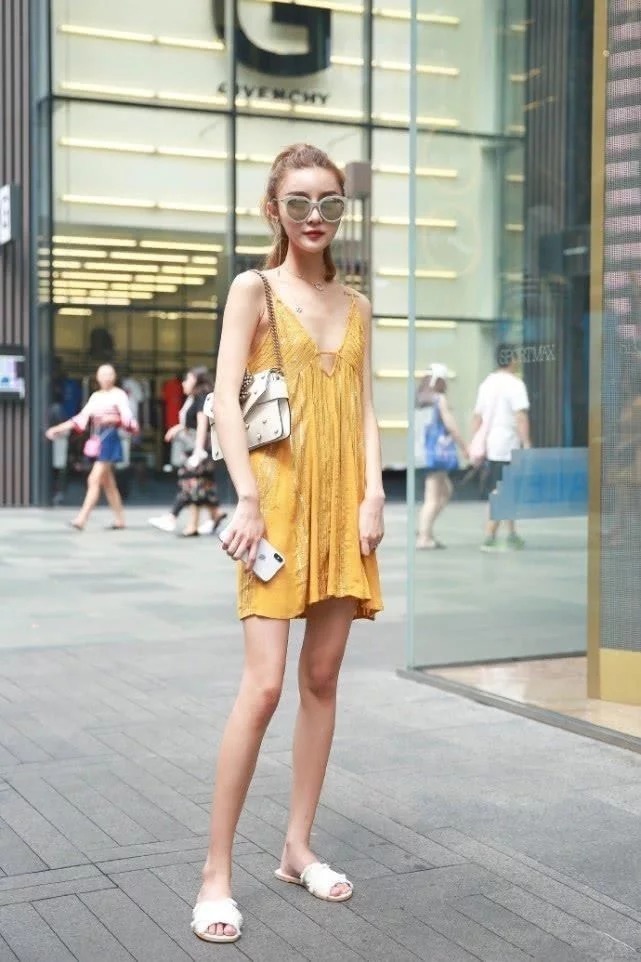 街拍:小姐姐戴着墨镜,身上穿的这件v领的连衣裙,十分的飘逸
