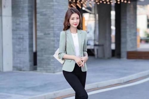 小西装的搭配，不妨试试混搭风，给人感觉帅气又时尚