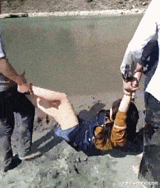 |搞笑GIF段子:我爸晚上喝醉了酒,侄女在旁边做作业