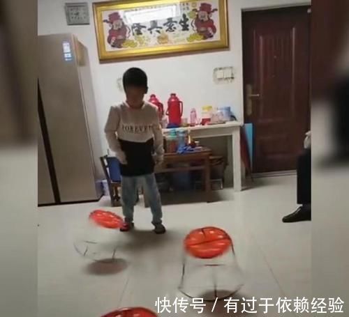 天赋|小男孩在家表演“转凳子”火了,网友:行行出状元,术业有专攻!