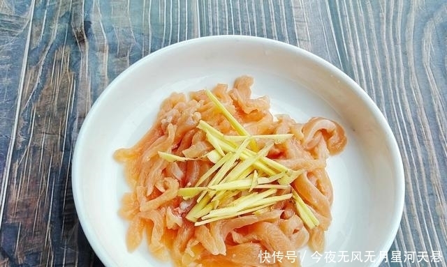 鸡丝炒芹菜,五分钟快手家常菜,鸡肉嫩滑不柴,芹菜脆口不塞牙
