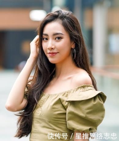 搭配|一字肩连衣裙搭配白色运动鞋,清新自然,气质感满满