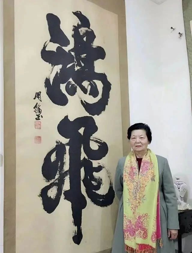 中国榜书$中国榜书金奖获得者周筠,其榜书以颜楷为主格调,浑厚端庄,大气