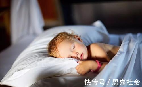 睡眠质量|宝妈哄娃午睡,没想到自己却先睡着,惊醒时被宝宝的反应萌化了