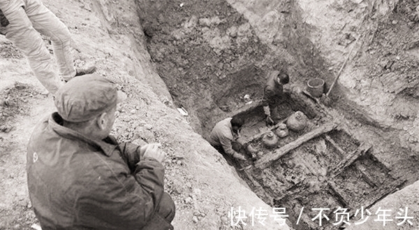 考古人员#上世纪五十年代,考古人员挖掘十三陵时,工地来了一位古怪的老者