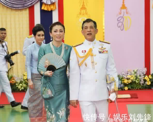 诗妮娜贵妃#诗妮娜仪容仪态减分,行屈膝礼时似“鹌鹑”,不如王后端庄大气