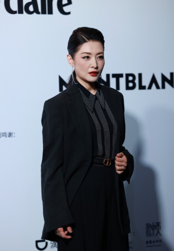 气场|周涛罕见“耍帅”，一身黑色西服套装干练利落，知性又有气场