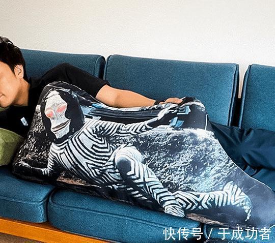 达达|奥特曼官方推出三面怪人达达抱枕，网友：人至少不能