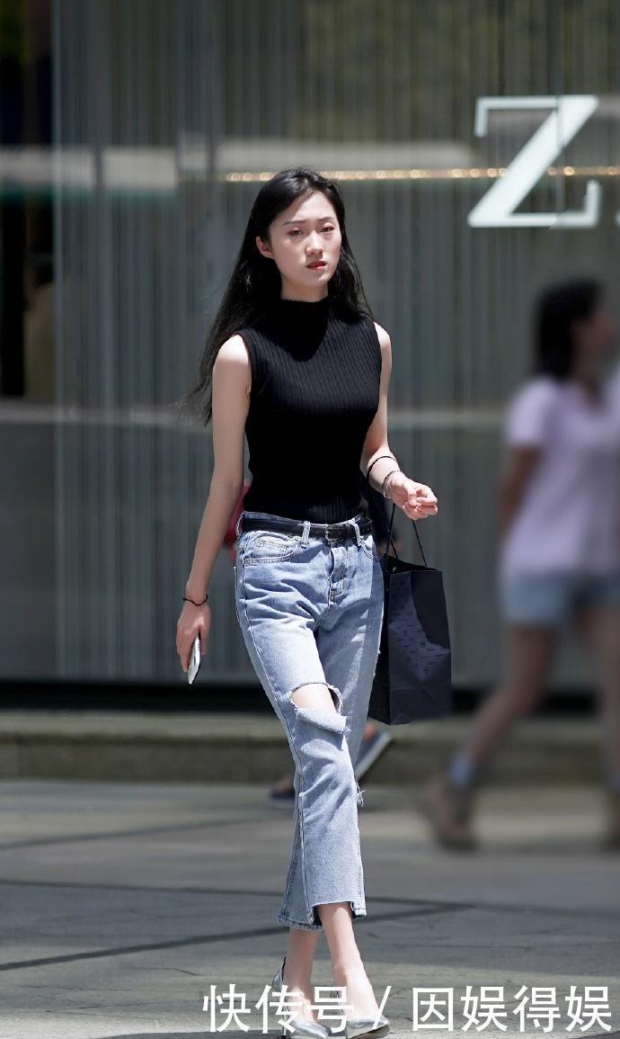 街拍:紧身衣搭配破洞裤,并不是谁穿上都行的