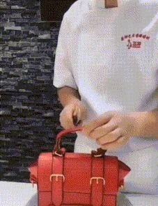 |搞笑GIF:都建功立业了,还是改不掉看见妹子就想抱的冲动