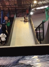 |搞笑GIF:学会这招,以后再也不怕车子在泥地里打滑了