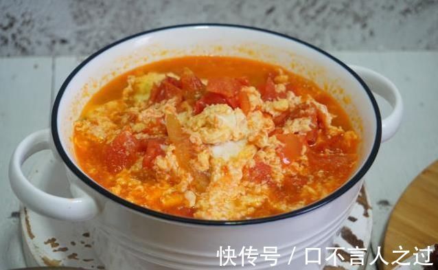 家常|一家三口的家常晚餐，10块钱做一大桌，朋友说你家老公女儿真幸福
