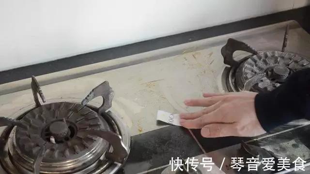 厨房|用完的牙膏管别扔掉，放在厨房一年能省不少钱，邻居见了纷纷学