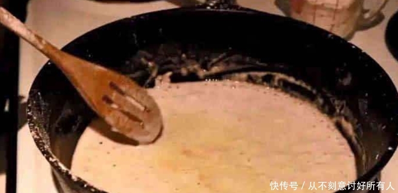  军用饼干真能48小时不挨饿？当沸水煮开之后，网友：能饿才怪！