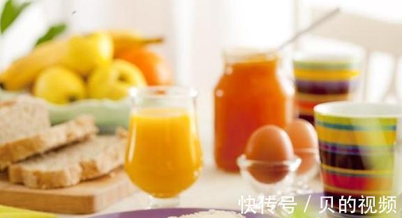 一杯温开水|长寿的人,起床大多喜欢做这4件事,做了1件都得恭喜你!