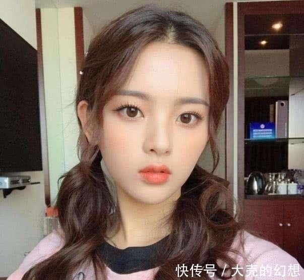 发际线高的女生,拒绝扎高马尾,太难看了,这4种扎发适合你