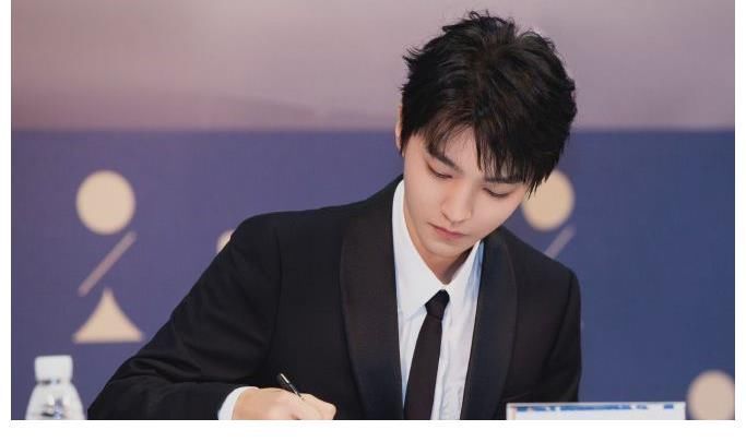 王俊凯|牛欣欣回应与王俊凯恋情?晒跳舞视频心情好,粉丝:可真会蹭热度