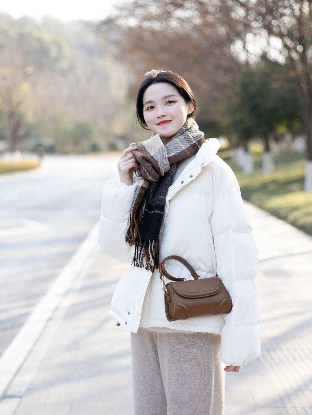 羽绒服|冬天想要穿出气质感,选对内搭很重要,这些单品日常简约又不挑人