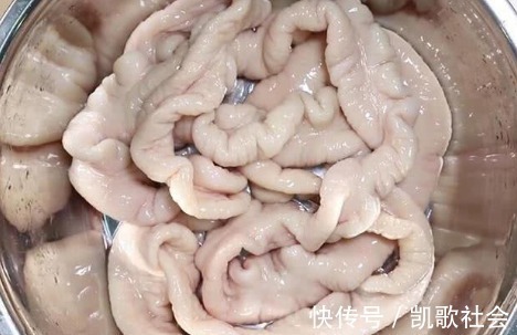 清洗猪大肠，光用盐就错了！再加这2样，10分钟快速洗净，无异味