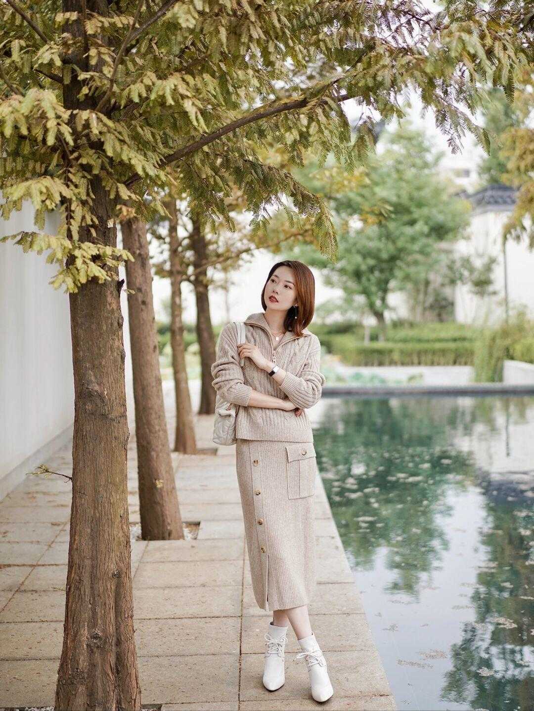 米黄色|长款羽绒服搭什么最好看?码住这三件,每天上街美的都不重样