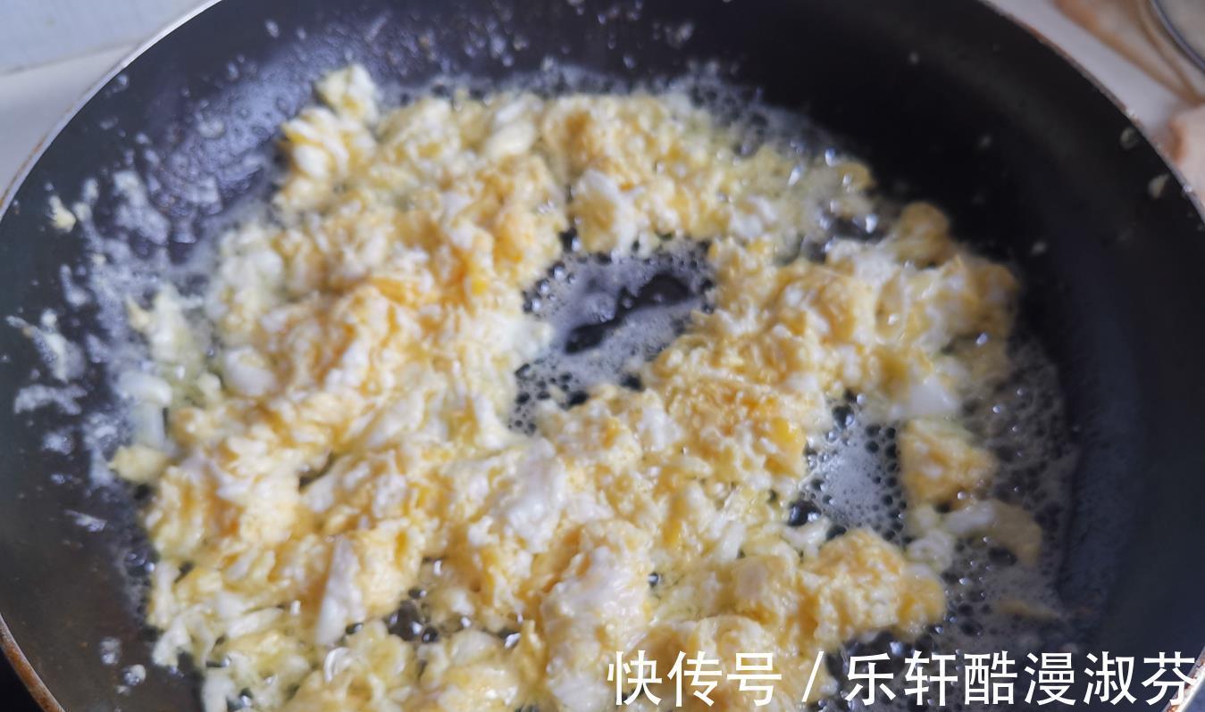 馅料|老妈包这饺子，皮薄馅大营养好，比肉饺子都好吃，清香爽口真解馋